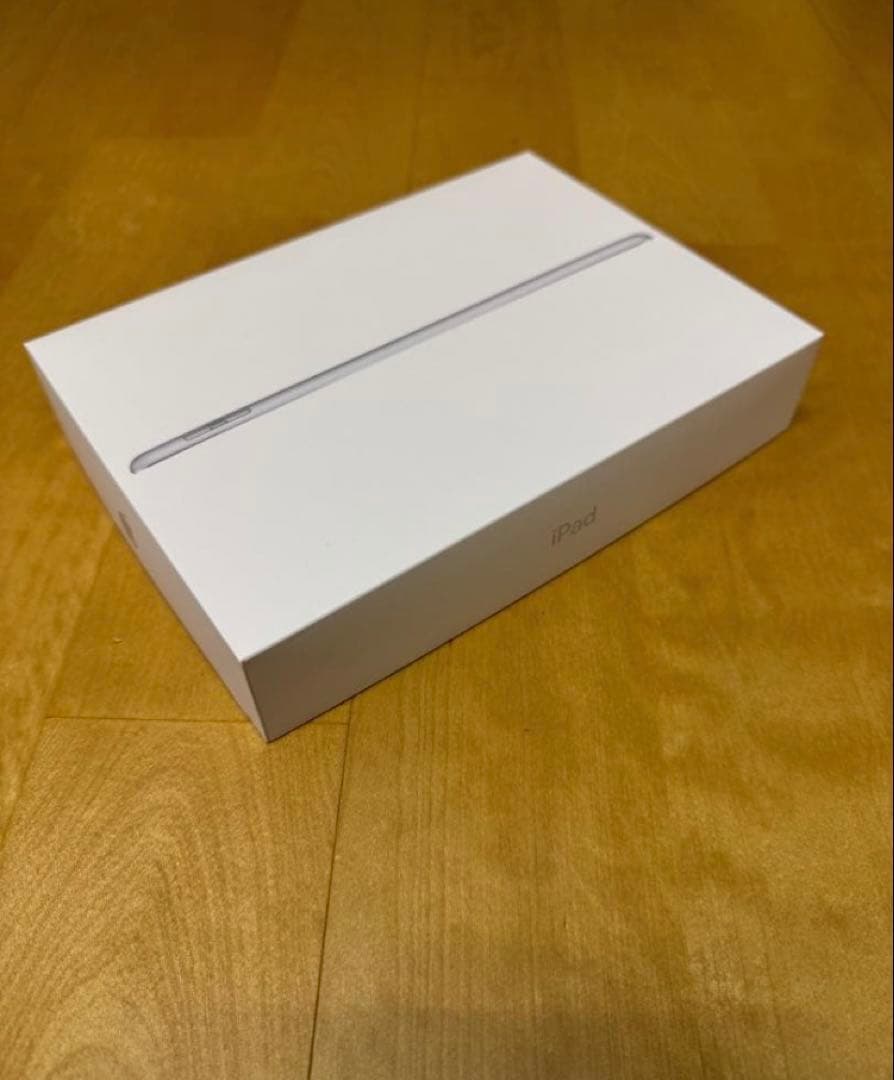 iPad 第6世代 Wi-Fiモデル 32GB ケース付シルバー