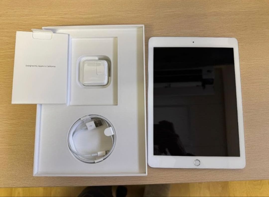 iPad 第6世代 Wi-Fiモデル 32GB ケース付シルバー