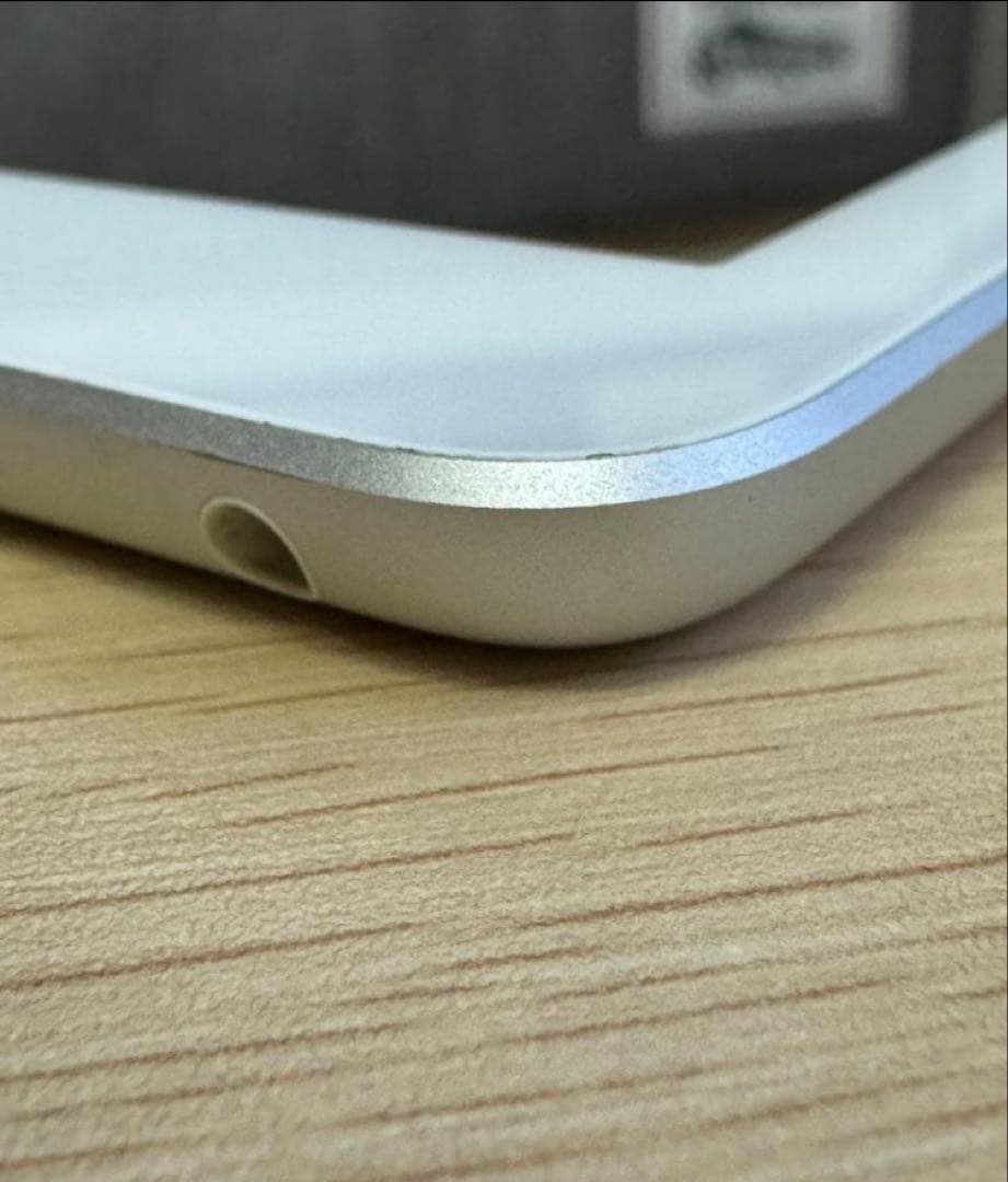 iPad 第6世代 Wi-Fiモデル 32GB ケース付シルバー