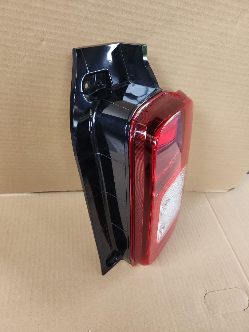 ワゴンRスマイルテールランプ 右側用