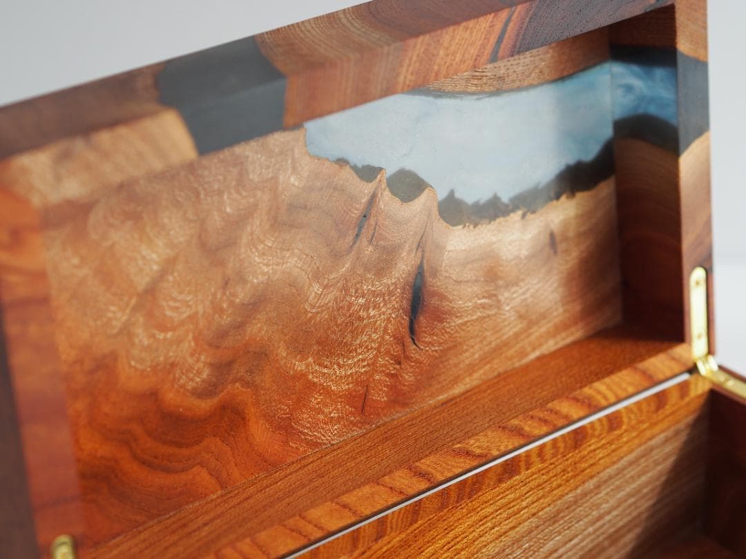 極上杢の欅とレジンの高級木箱