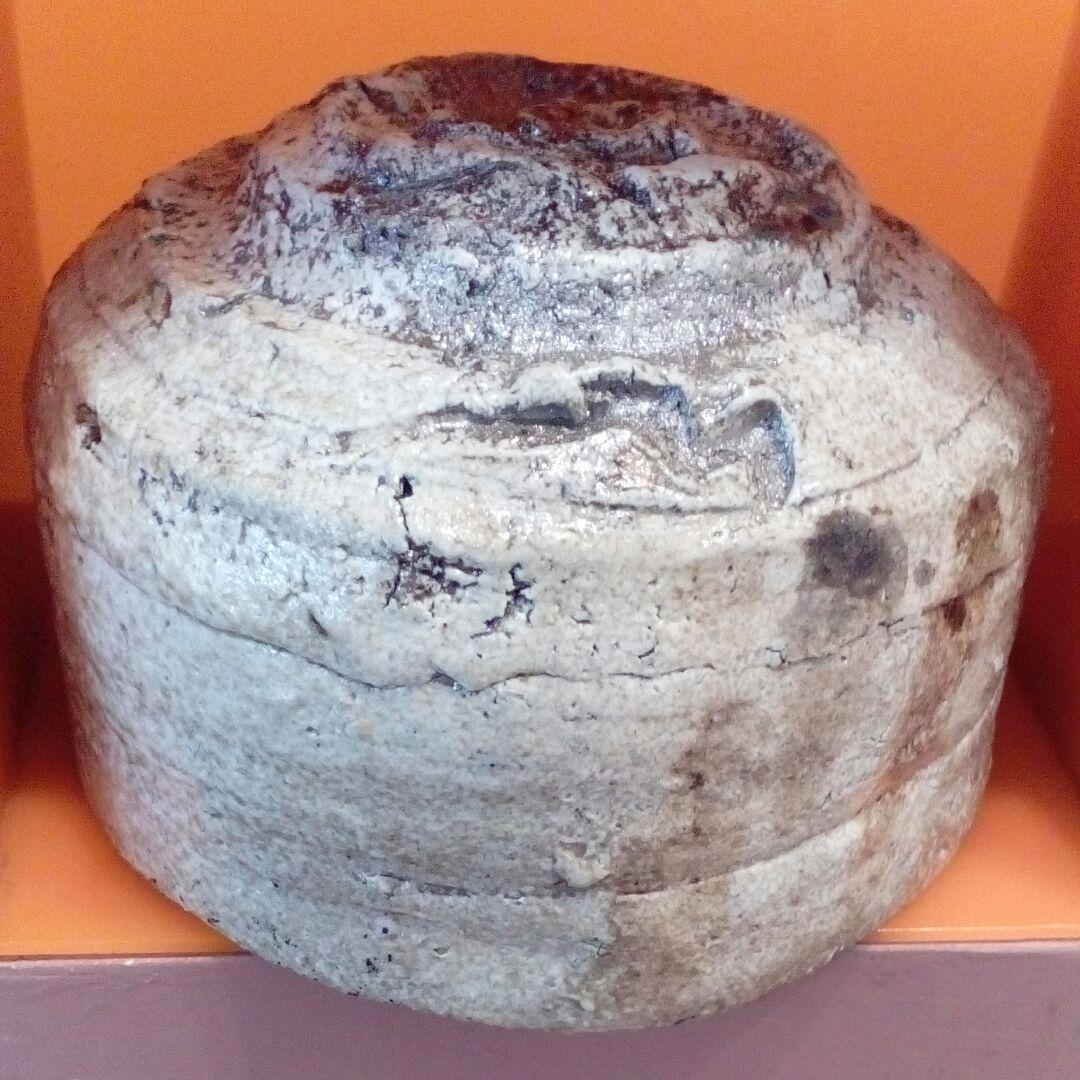 時代古伊賀焼詳細不明湾曲変形抹茶茶碗１２✕１１.５✕８サイズ風流なヘラ書き在銘品