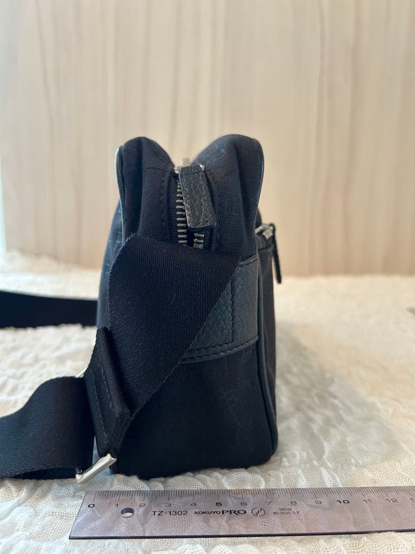 ブラック ショルダーバッグ ジッパー付き