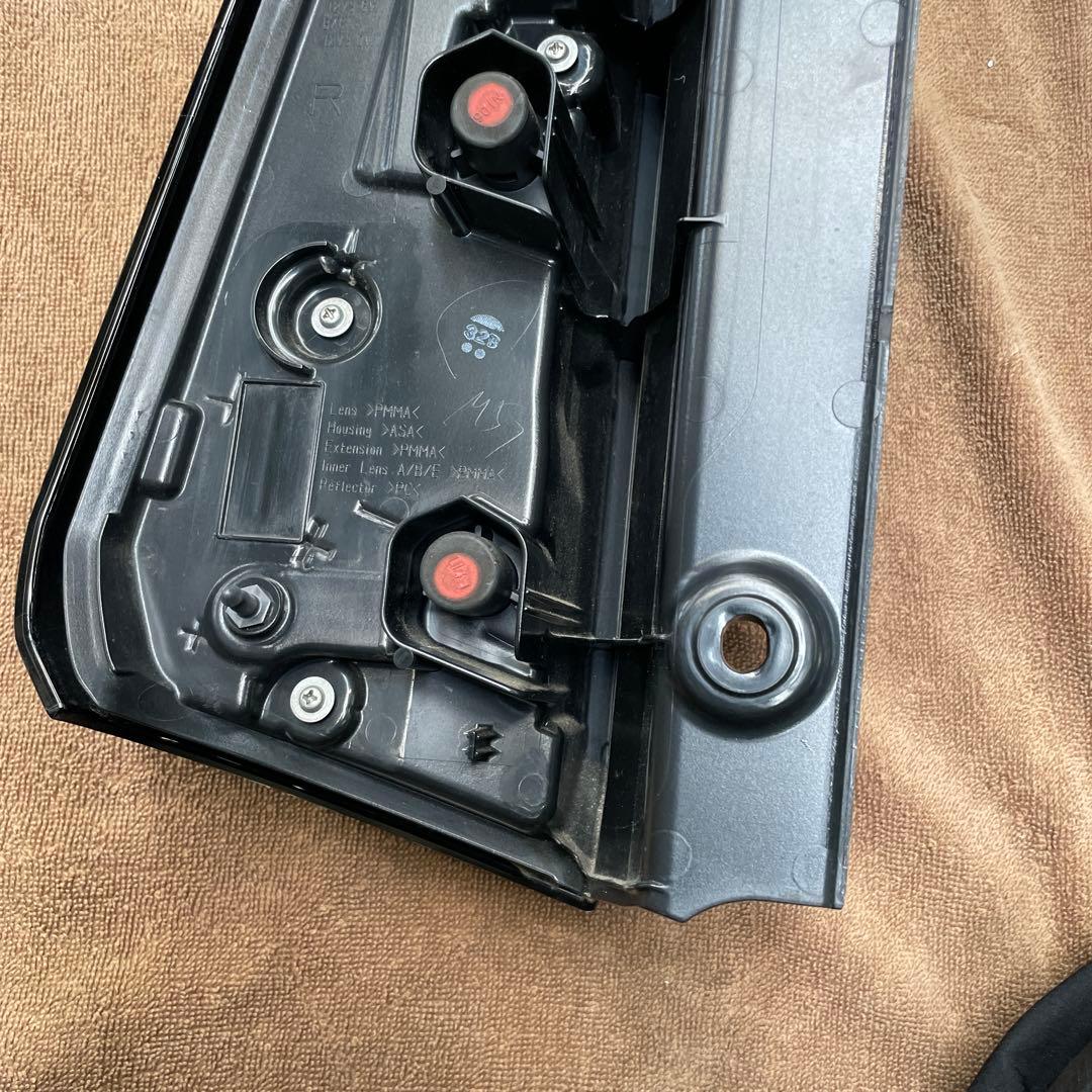 c28 セレナ右テールランプ　美品