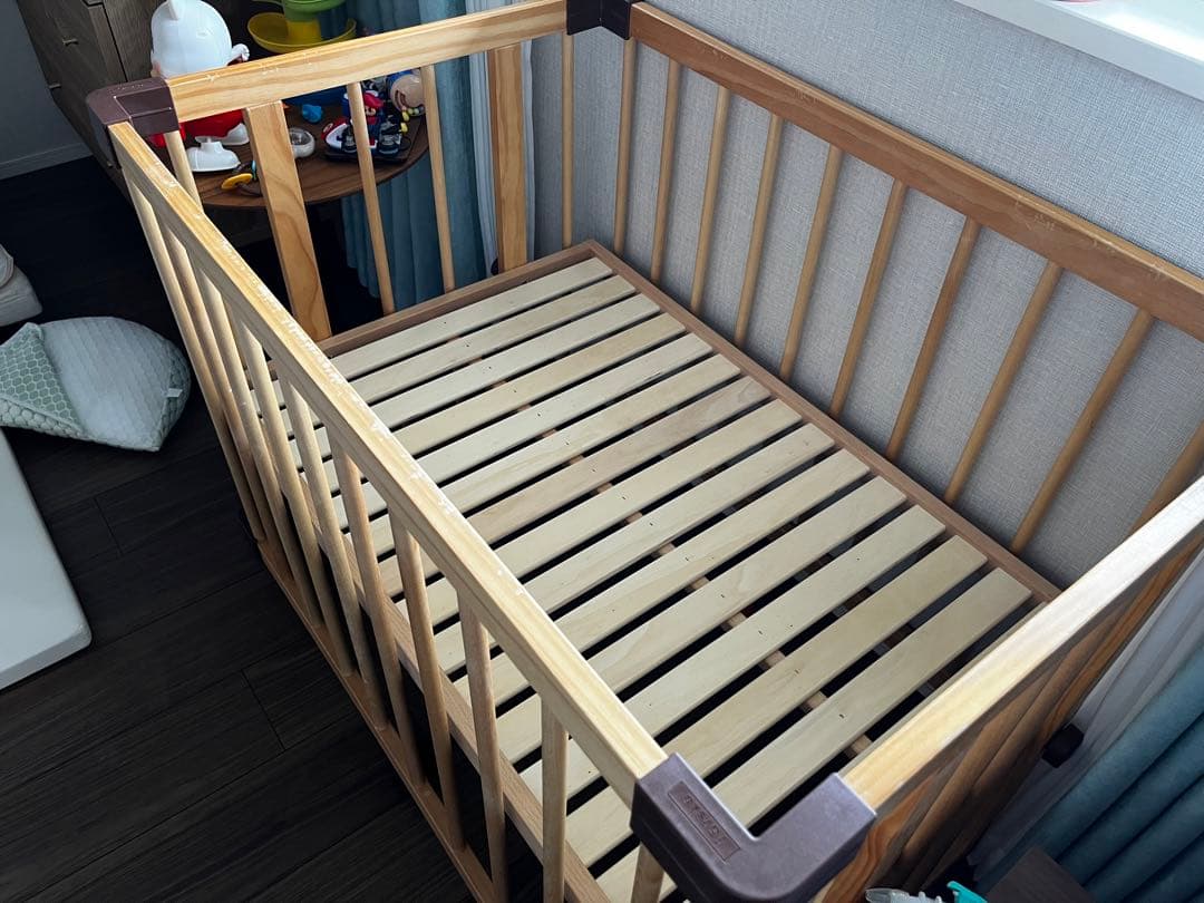 Farska木製ベビーベッド 移動可能キャスター付き