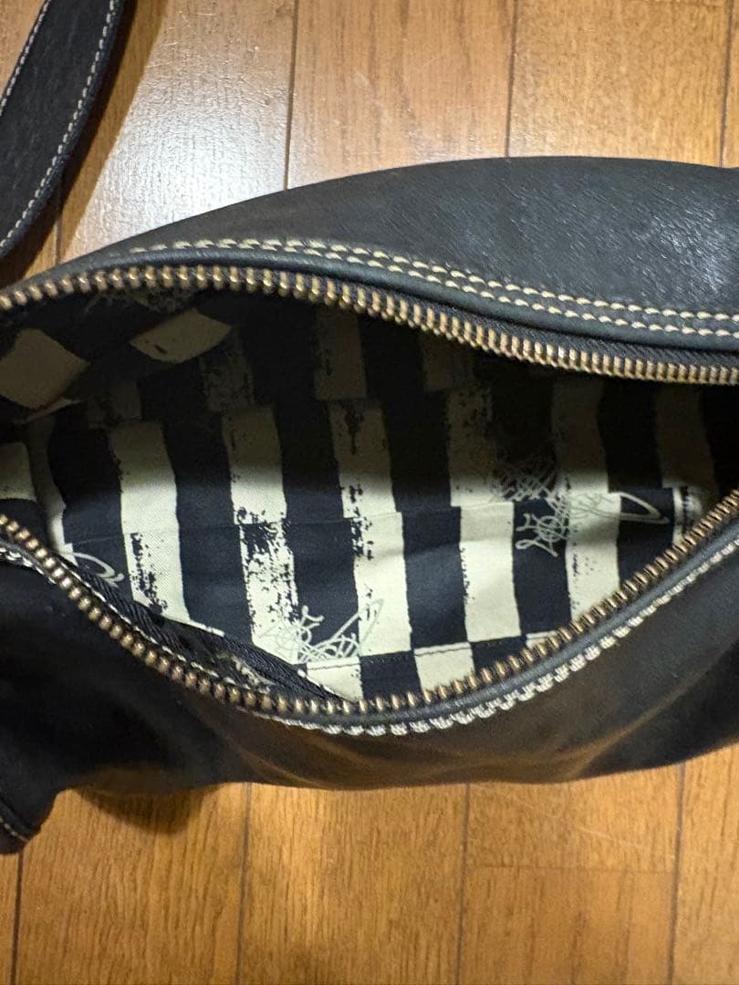 ヴィヴィアンウエストウッド ショルダーバッグ アコード筒型 オーブ型