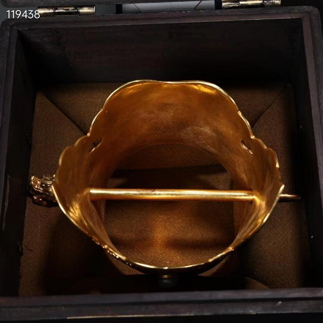 中国古美術· 珍品旧蔵収純銅高浮彫刻鎏金官帽,箱付き文房具·置物·賞物·稀少品