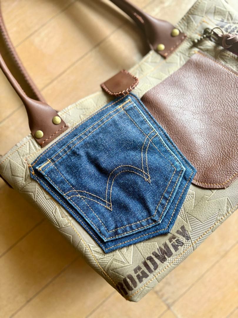 牛革薄カーキ星型押しの遊び心モリモリたっぷりトートバッグ