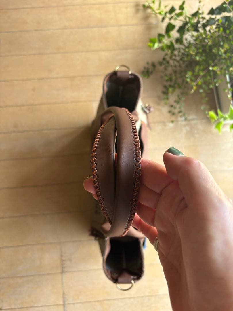 牛革薄カーキ星型押しの遊び心モリモリたっぷりトートバッグ