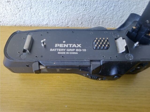 ペンタックスMZ-SバッテリーグリップBG-10とワイヤレスレリーズ付ストラップ