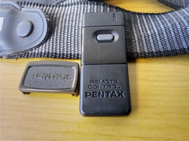 ペンタックスMZ-SバッテリーグリップBG-10とワイヤレスレリーズ付ストラップ