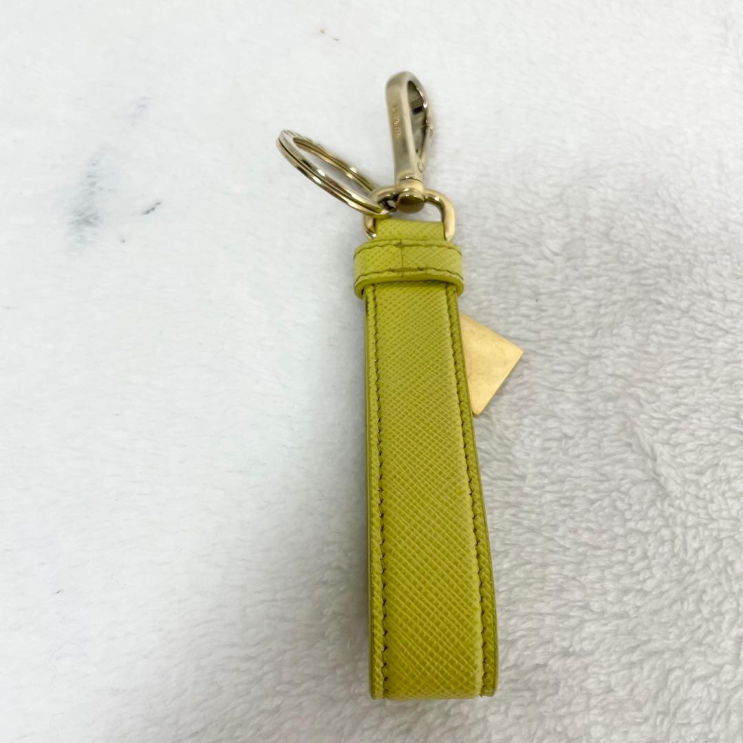 PRADA プラダ　キーリング　三角プレート　チャーム　サフィアーノ　イエロー