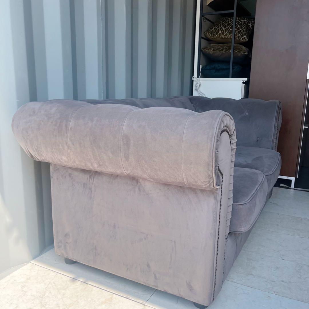 取付無料！グレーファブリック 英国モダン風チェスターフィールドソファ✨