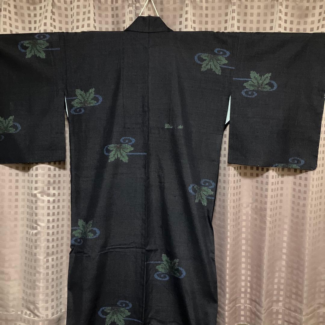 本場結城紬 重要無形文化財 地機 黒地 100亀甲 飛び柄 4色絣 未使用 美品