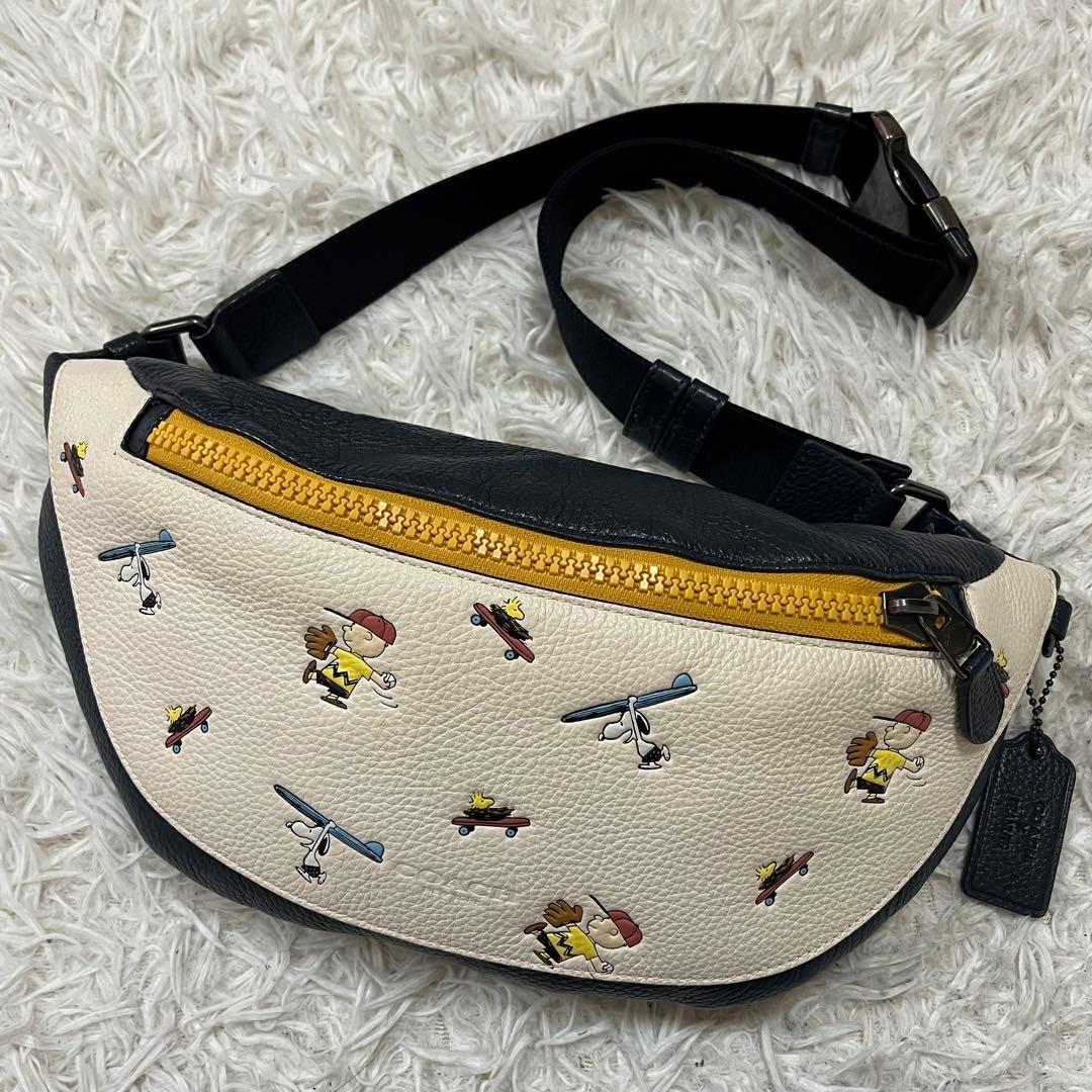 極美品✨限定品✨コーチ　ボディバッグ　スヌーピー　コラボ　レザー　ホワイト