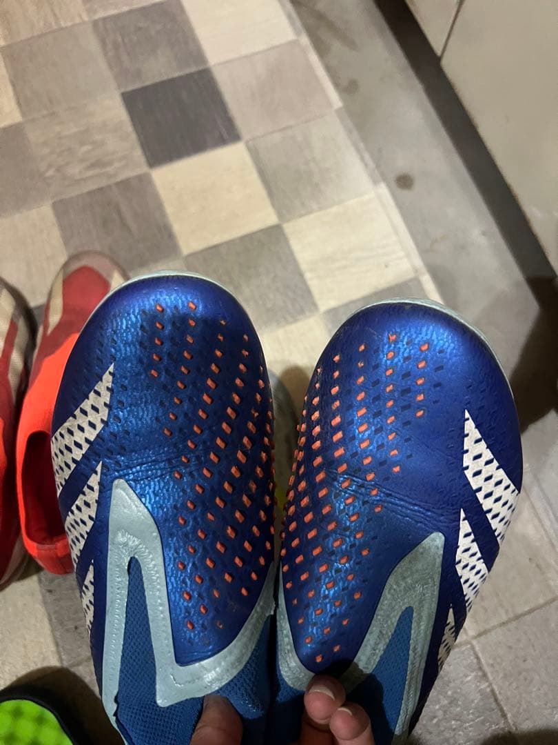 アディダスサッカースパイク3つ 袋 レガース シューズケース セット