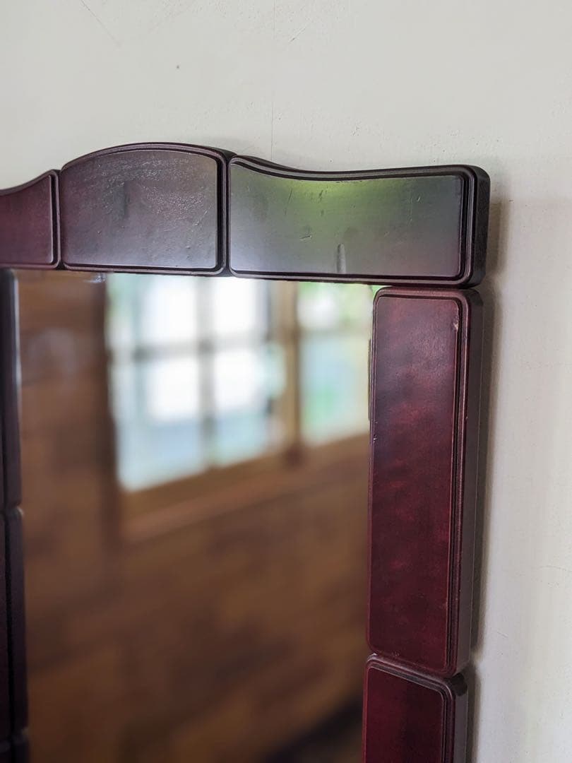 ダークブラウンのデザインミラー 壁掛け鏡