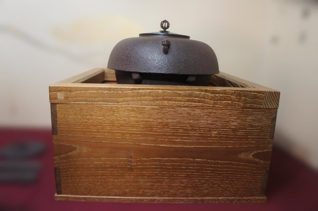 ☆桑色置炉 在銘裏甲釜 裏釜 替え蓋 釜鐶 置炉用600w炭型電熱器 送料込み