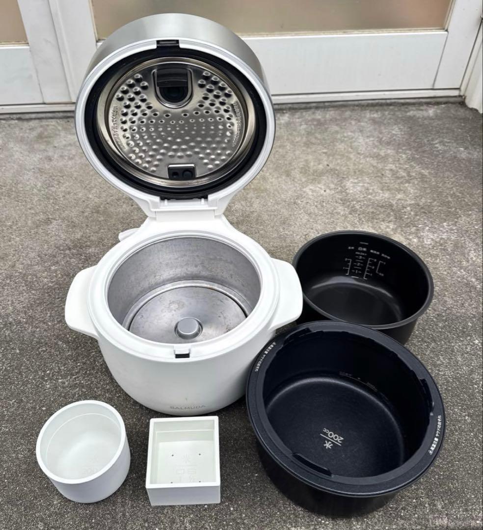 バルミューダ（BALMUDA）炊飯器　ホワイト 黒内釜付き