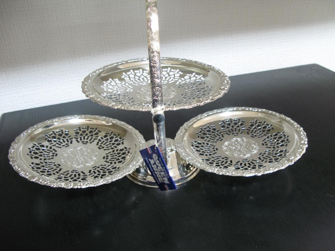 英国 エンボスと透かしのケーキスタンド シルバープレート Queen Anne