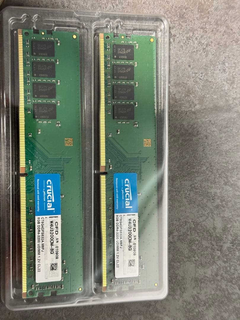 Crucial DDR4 16GB (2x8GB) メモリー
