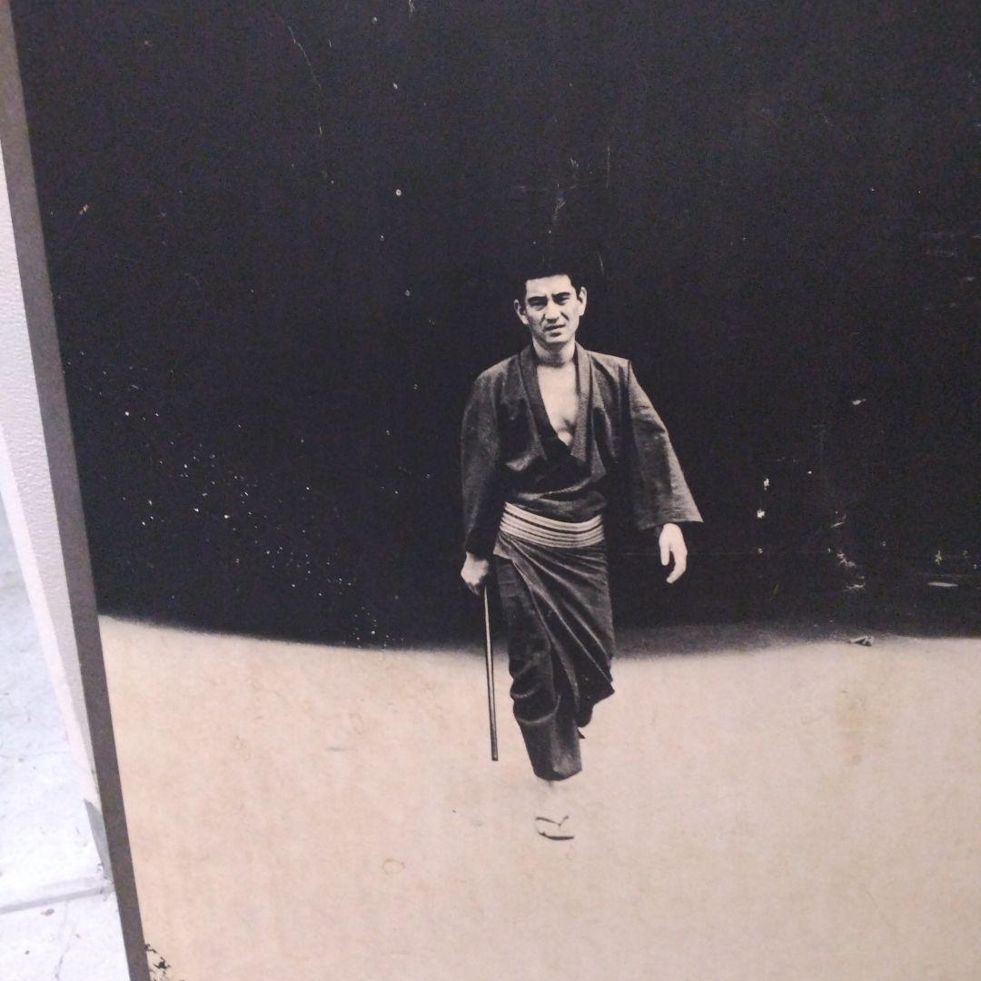 俳優の高倉健さんのモノクロ写真 木製フレーム付き