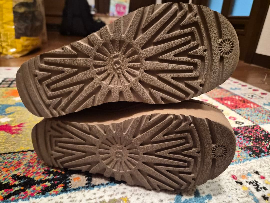 Ugg クラシック ウルトラミニプラットフォーム ブーツ