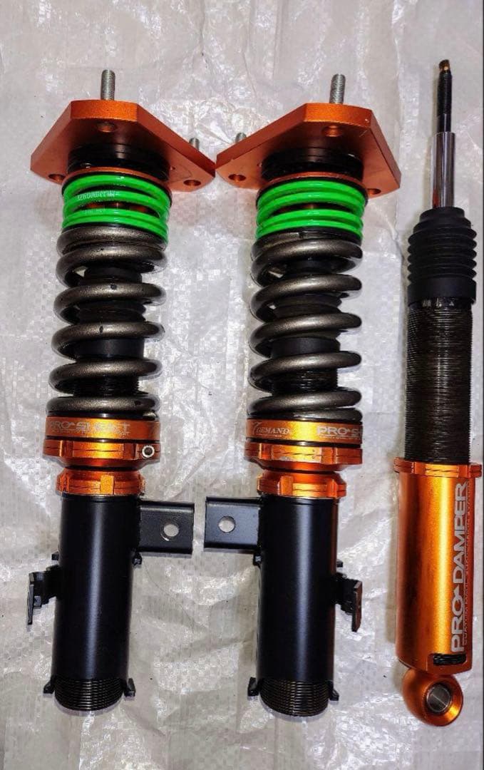 し*ん様 30プリウス　車高調　T-demand　ティーディメンド