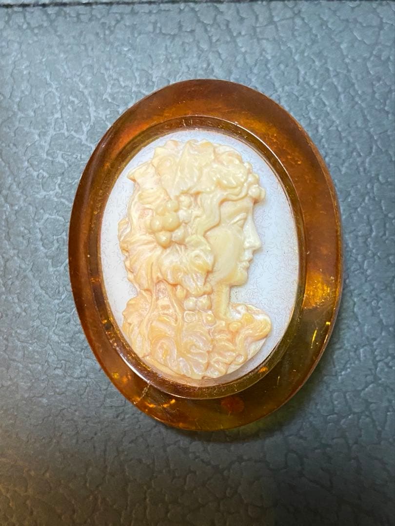 琥珀カメオブローチ