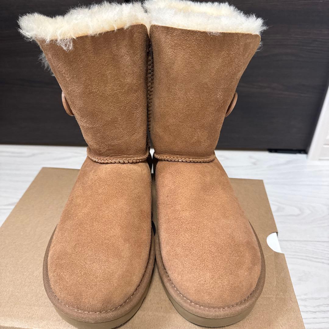 UGG ベイリーボタン　チェスナットUS7