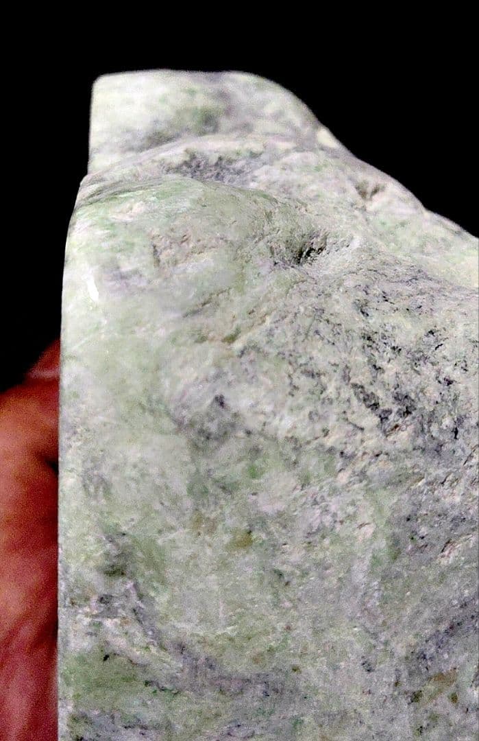 ★翡翠原石★糸魚川硬玉【小滝・川ズレ・カット1.5kg】