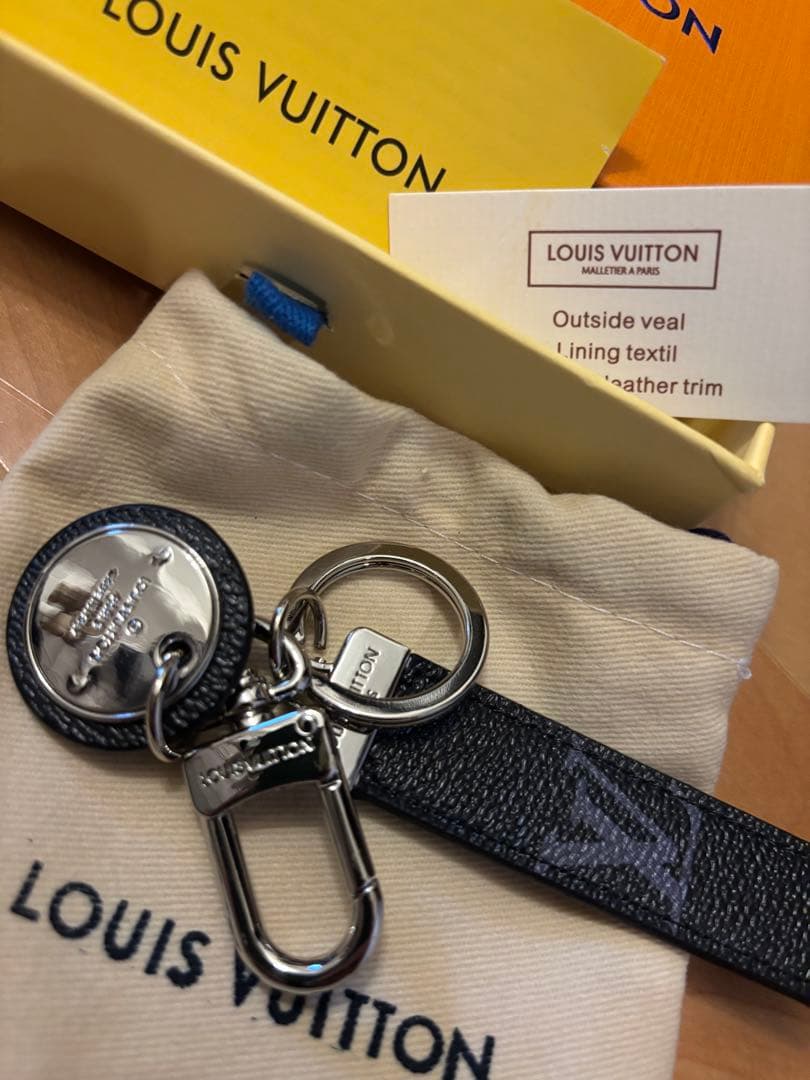 LOUIS VUITTON Monogram World Tour キーホルダー