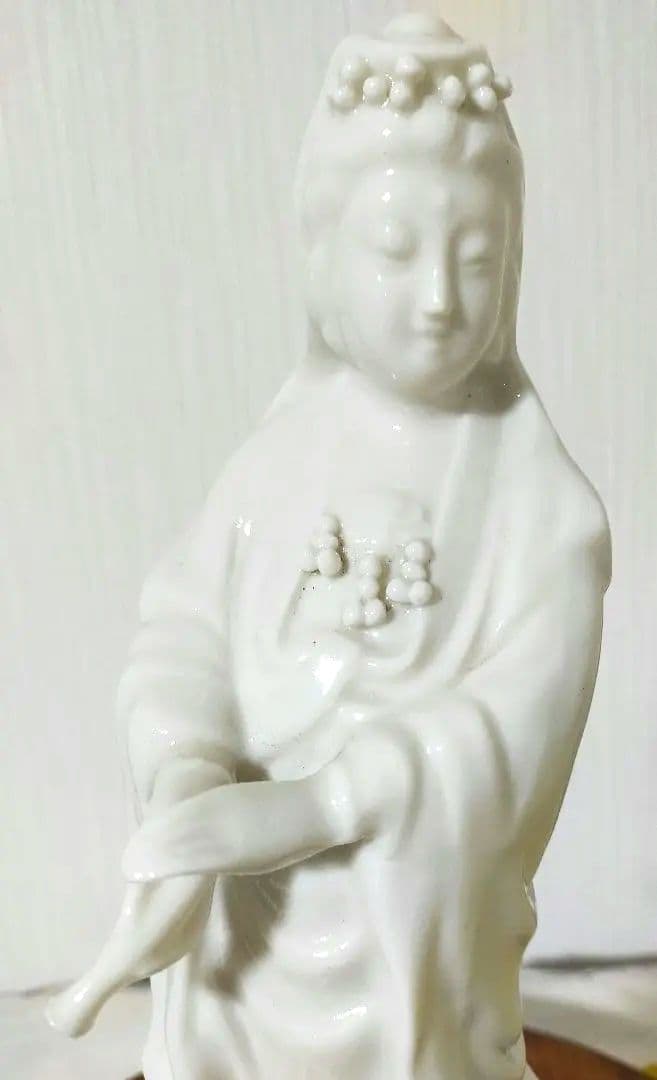 ✨特価セール中!中国美術品蛍白磁器花飾り 美顔 滴水観音様の立像　縁起置物