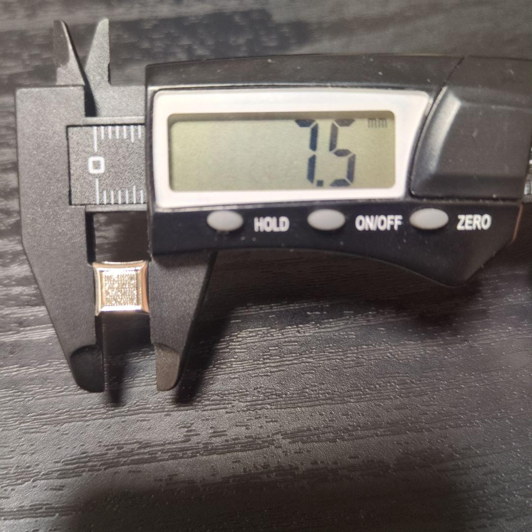 アヴァランチ10Kホワイトゴールド ダイヤモンドピアス 2個セット