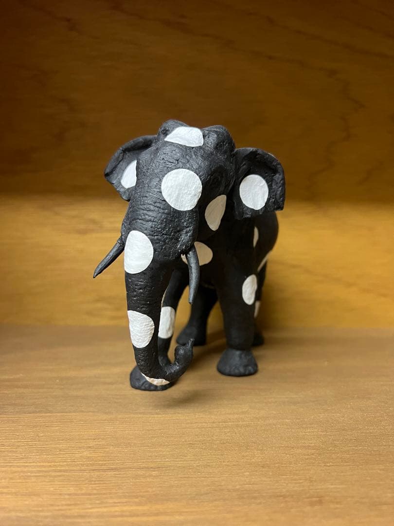 ジェフリー・バワ 水玉の象のオブジェクト