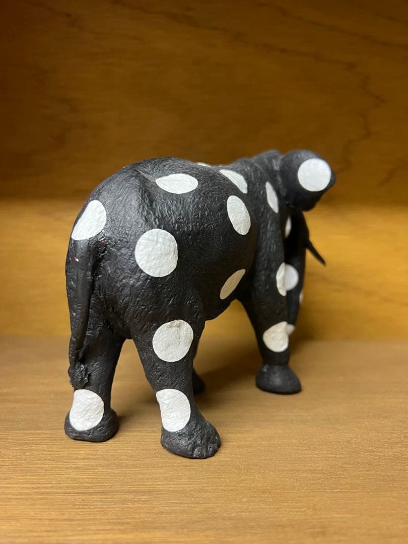 ジェフリー・バワ 水玉の象のオブジェクト