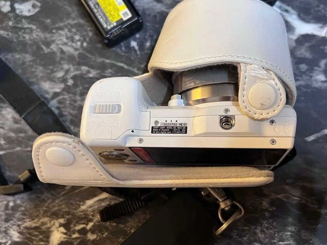 SONY NEX-5Rホワイト 一眼レフカメラ　バッテリー×4　自撮りスイッチ等