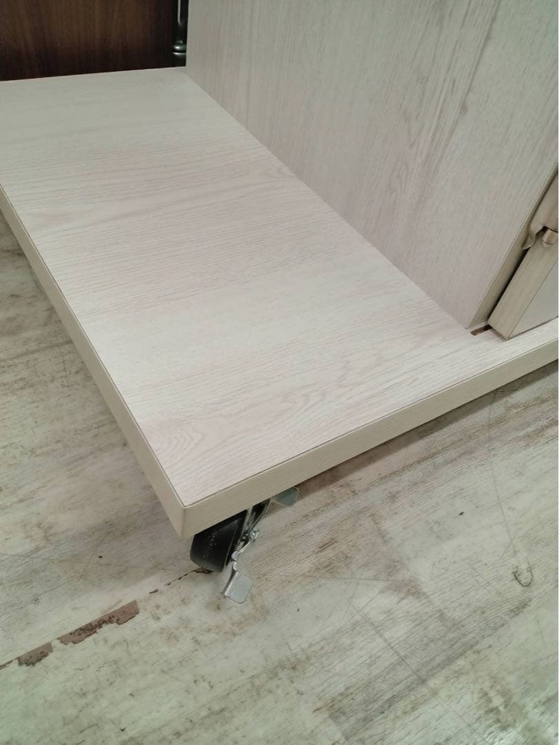 北九州市福岡市限定　ミラー付きキャビネット　衣類収納　キャスター付きで移動可能