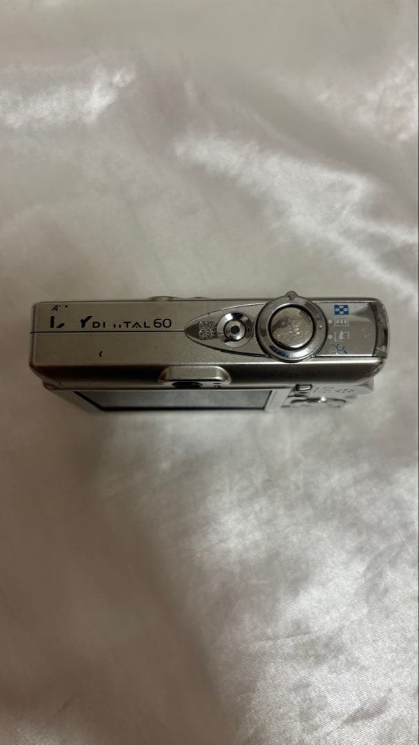 Canonのデジタルカメラ IXY DIGITAL60とバッテリーチャージャー