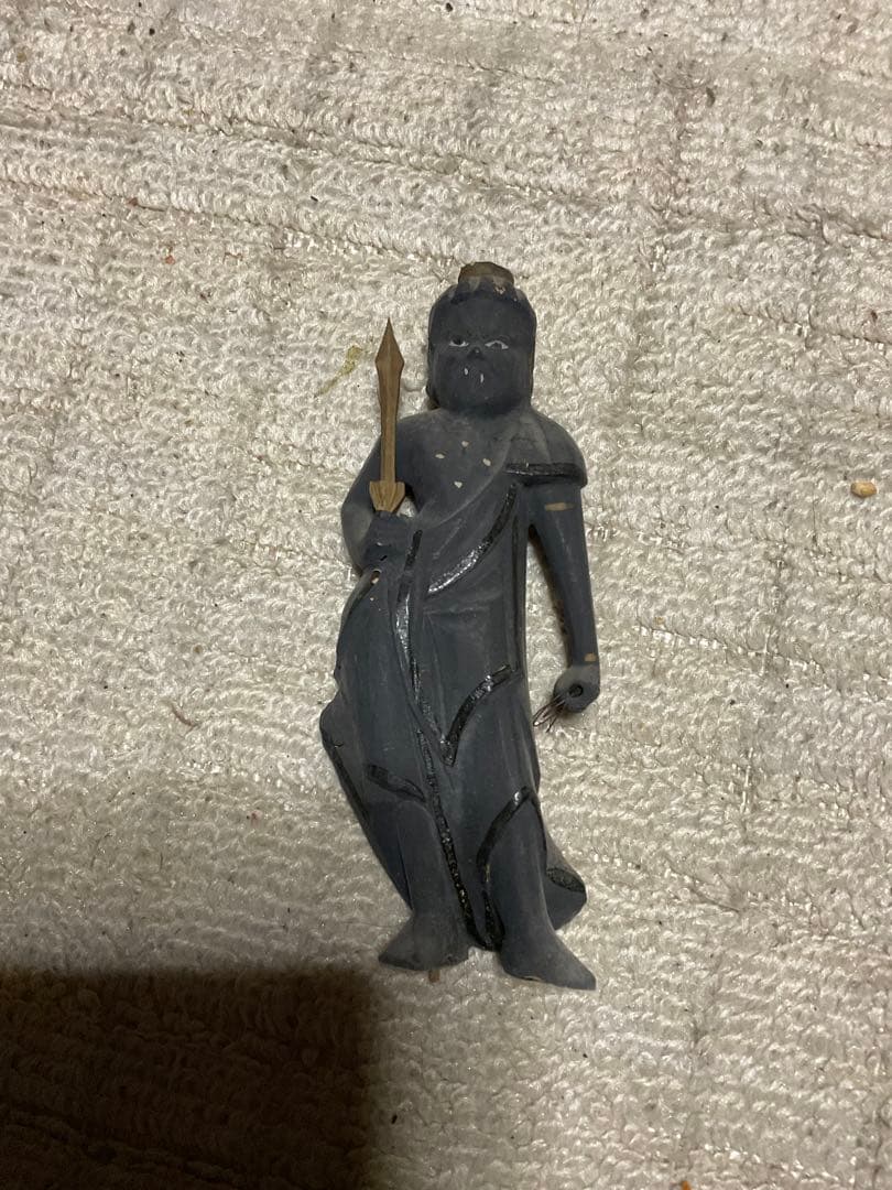 年代不明？／不動明王立像・木製。高さ／17センチ。【分離出来ます。年代物】。