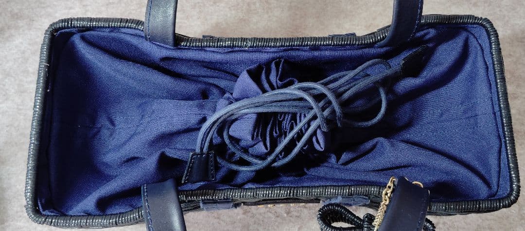 【3573】TOCCAラタン 巾着 カゴバッグ リボンチャーム ネイビー