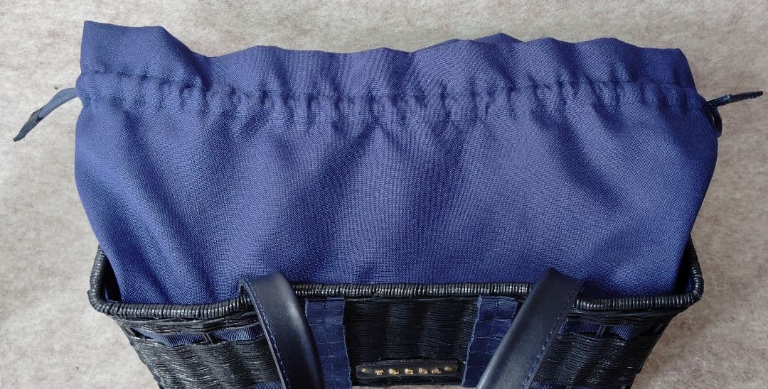 【3573】TOCCAラタン 巾着 カゴバッグ リボンチャーム ネイビー