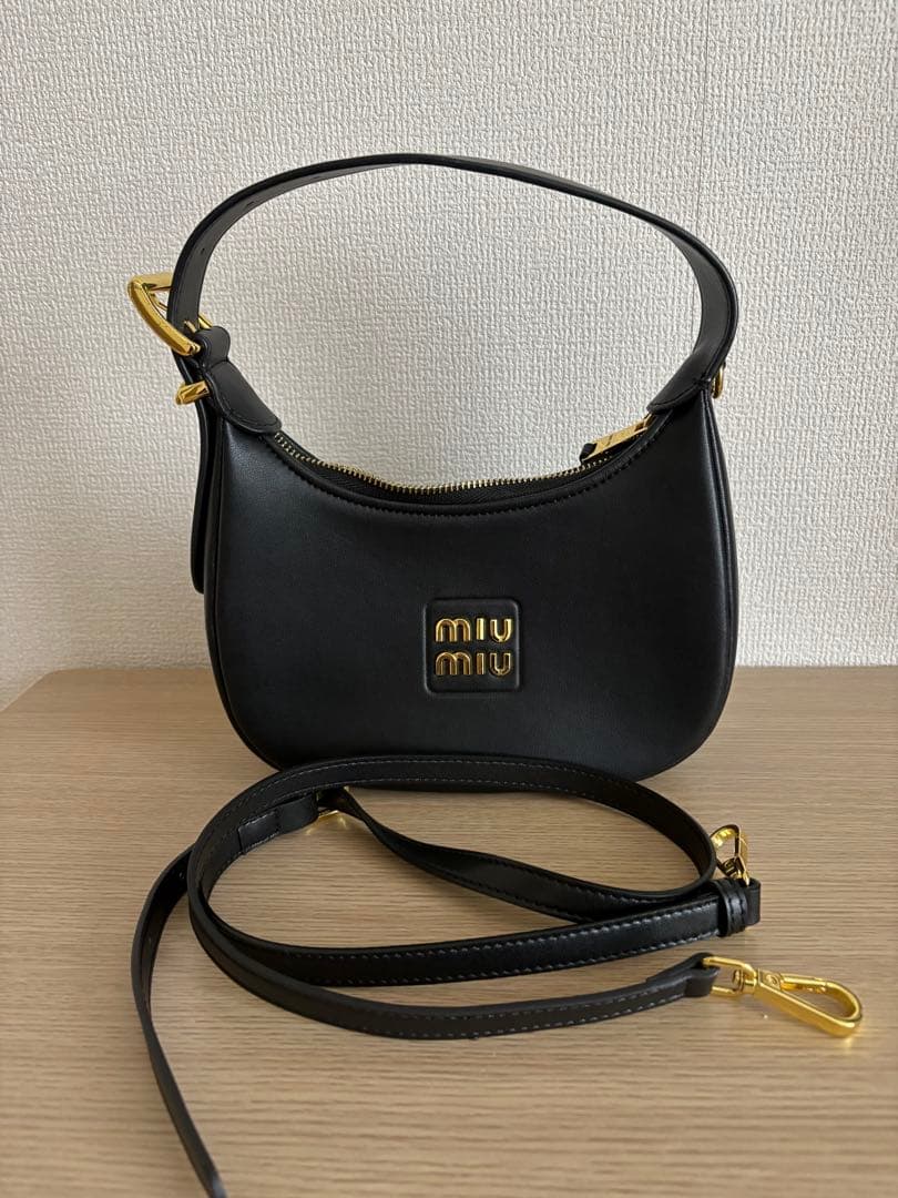miu miu 黒 レザー ショルダーバッグ