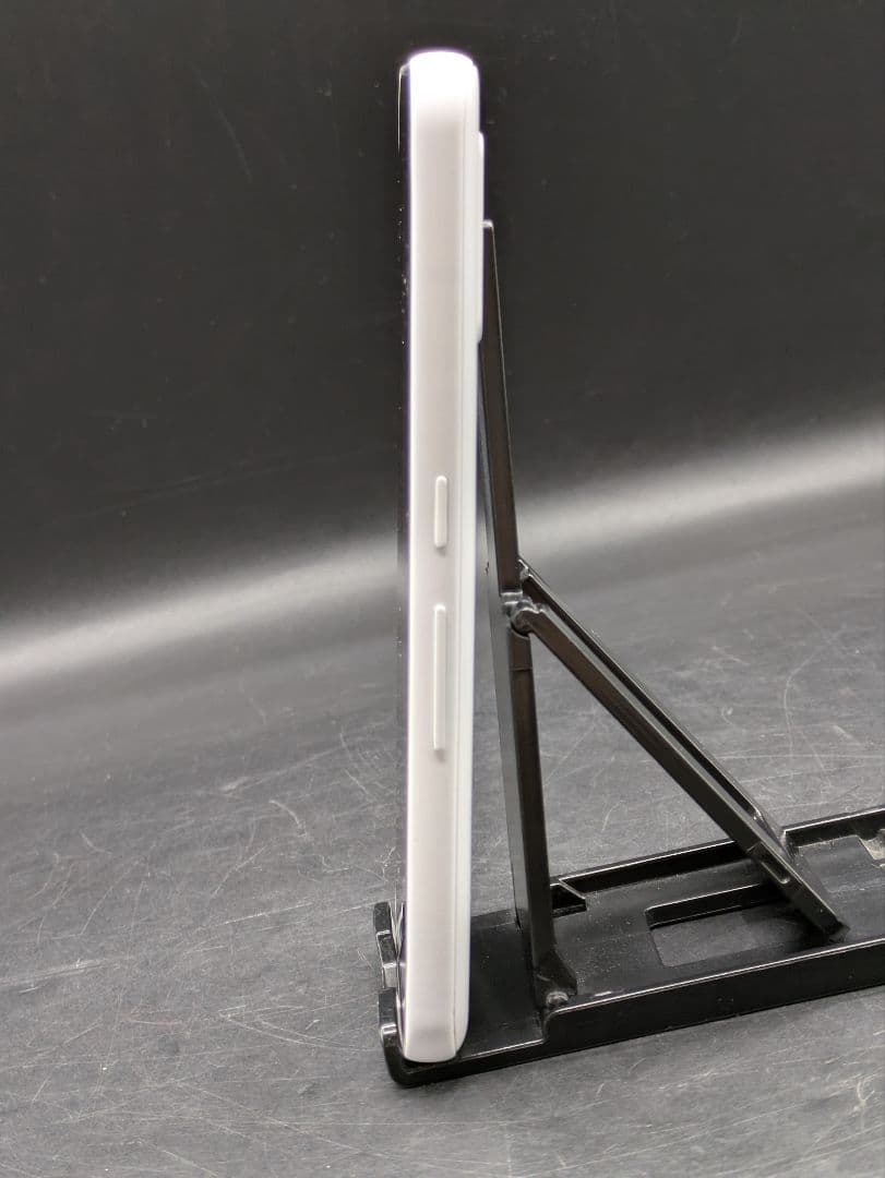 docomo F-51B スマートフォン本体 ホワイト