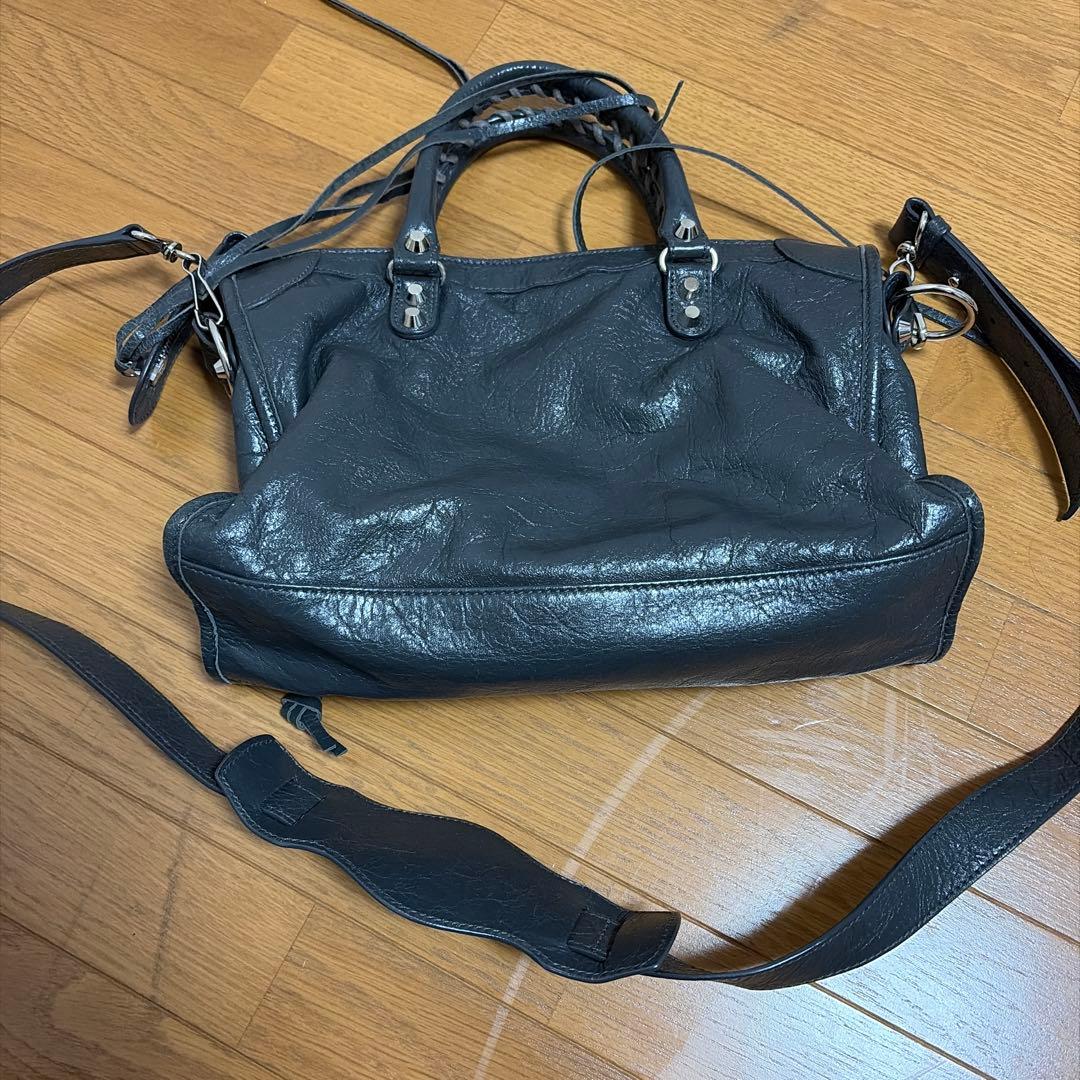 バレンシアガ　黒いレザーショルダーバッグ