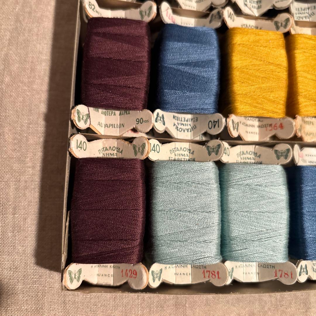 海外ビンテージ　蝶のロゴ　ソーイング　裁縫糸　立体糸巻き12個　箱付きAセット