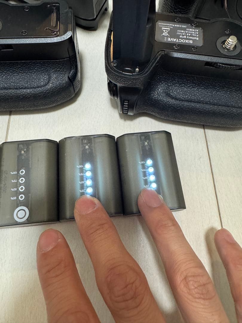 Sony α9 初代　それぞれ互換縦グリップ付き　残量表示対応バッテリー4個付属