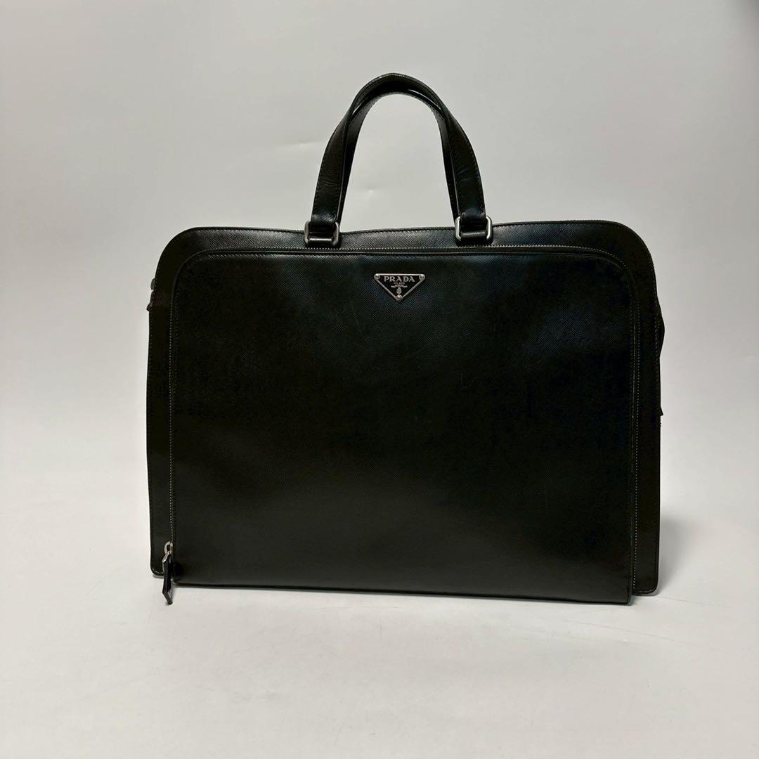 r86【美品】プラダ　三角ロゴ　サフィアーノレザー　ブラック　ビジネスバッグ.