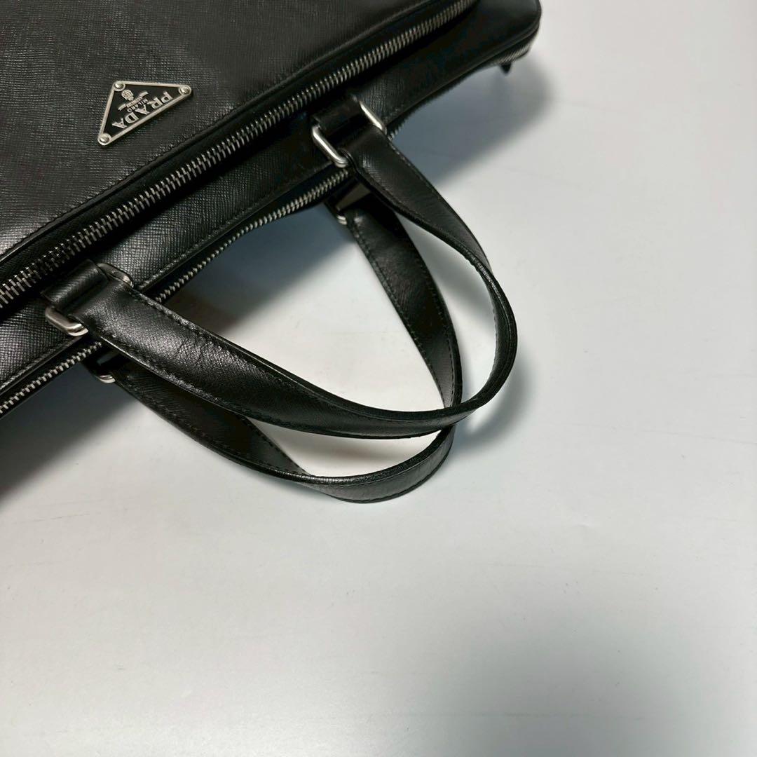 r86【美品】プラダ　三角ロゴ　サフィアーノレザー　ブラック　ビジネスバッグ.