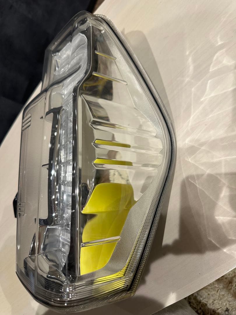 ダイハツ　タントカスタム　右テール